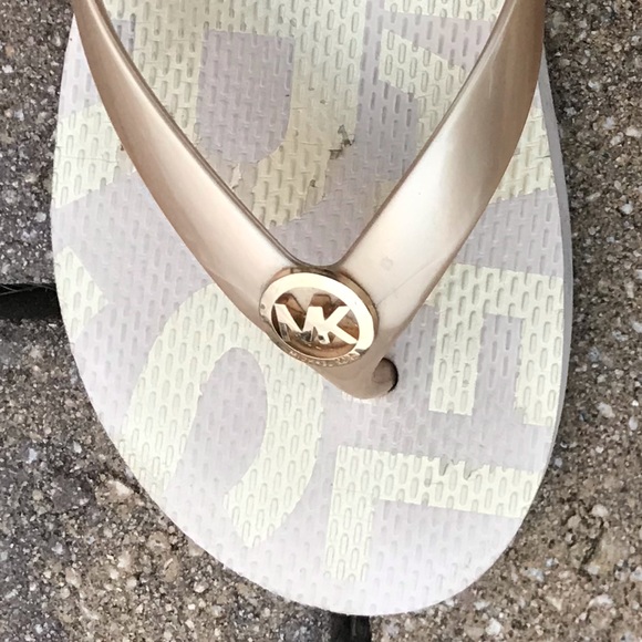 MK - Michael Kors - Gold Slippers Size 7 + 🎁 FREE GIFTS 🎁 - Picture 8 of 10
